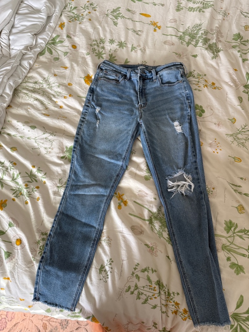 Old Navy Women's Light Blue Ripped Skinny Jeans